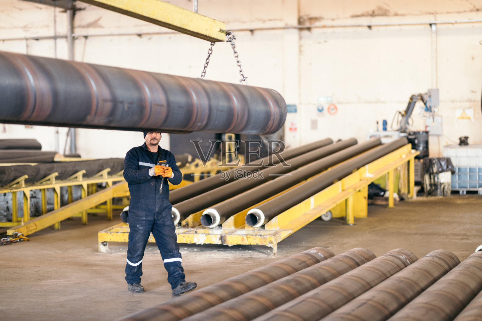 在工厂内用起重机卸货照片摄影图片
