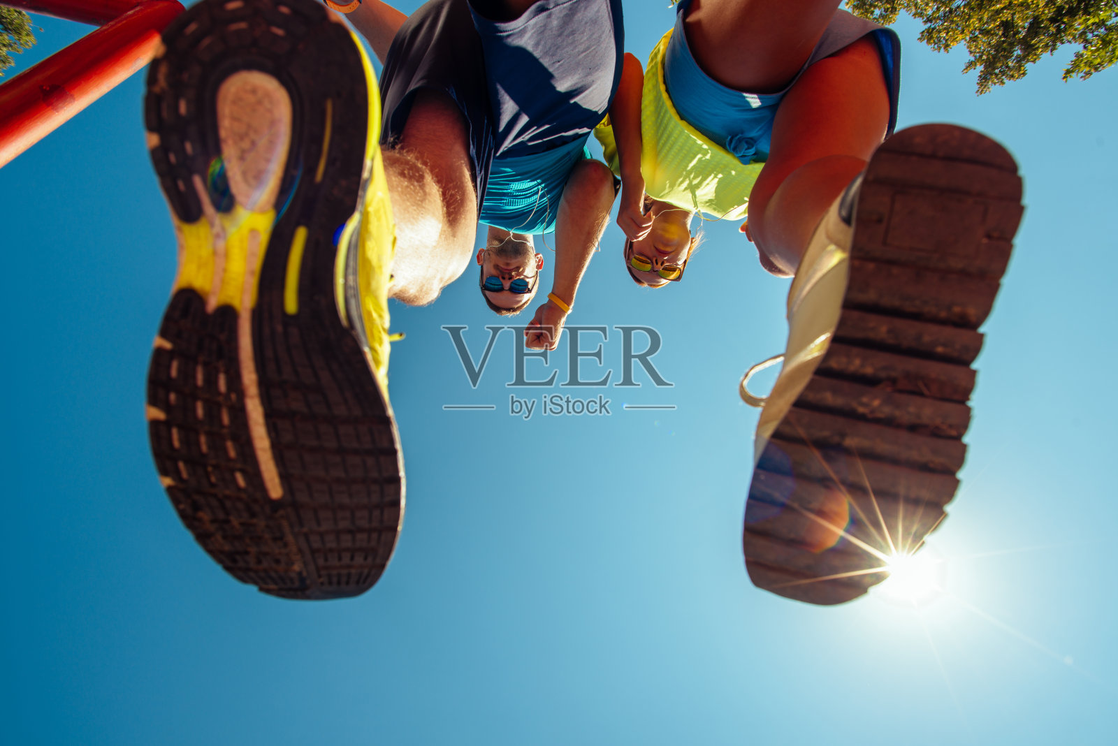 运动员夫妇穿着运动鞋跑步照片摄影图片