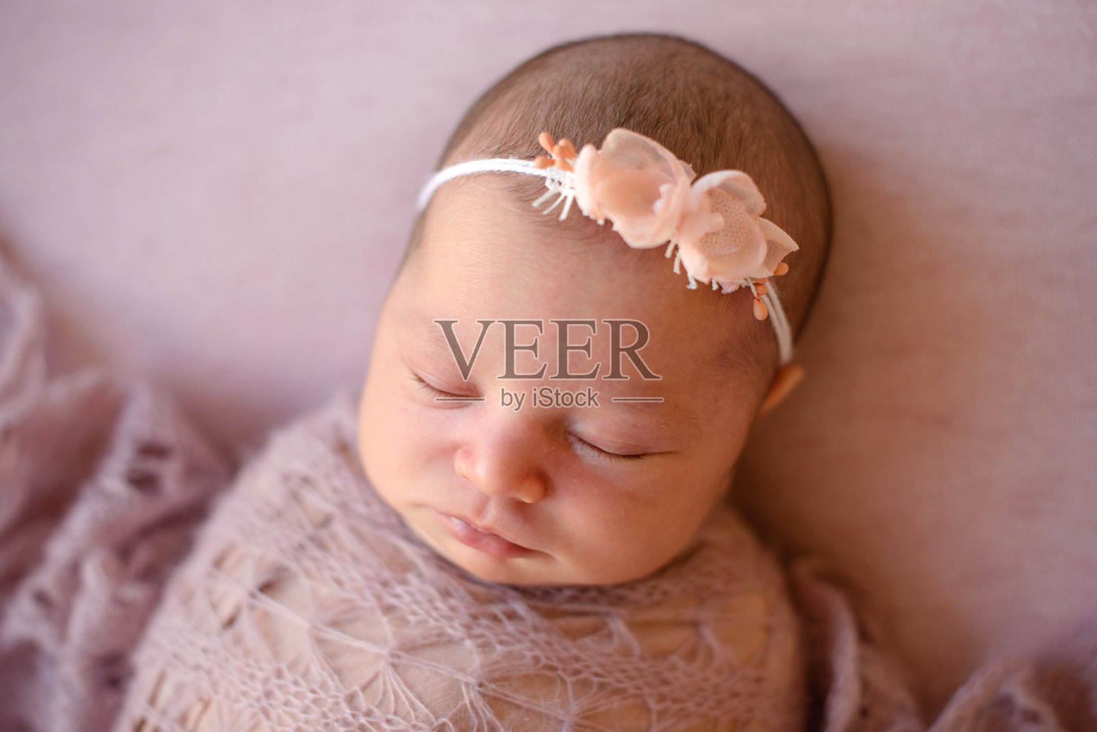 美丽的熟睡女婴的特写。刚出生的女婴，睡着了照片摄影图片