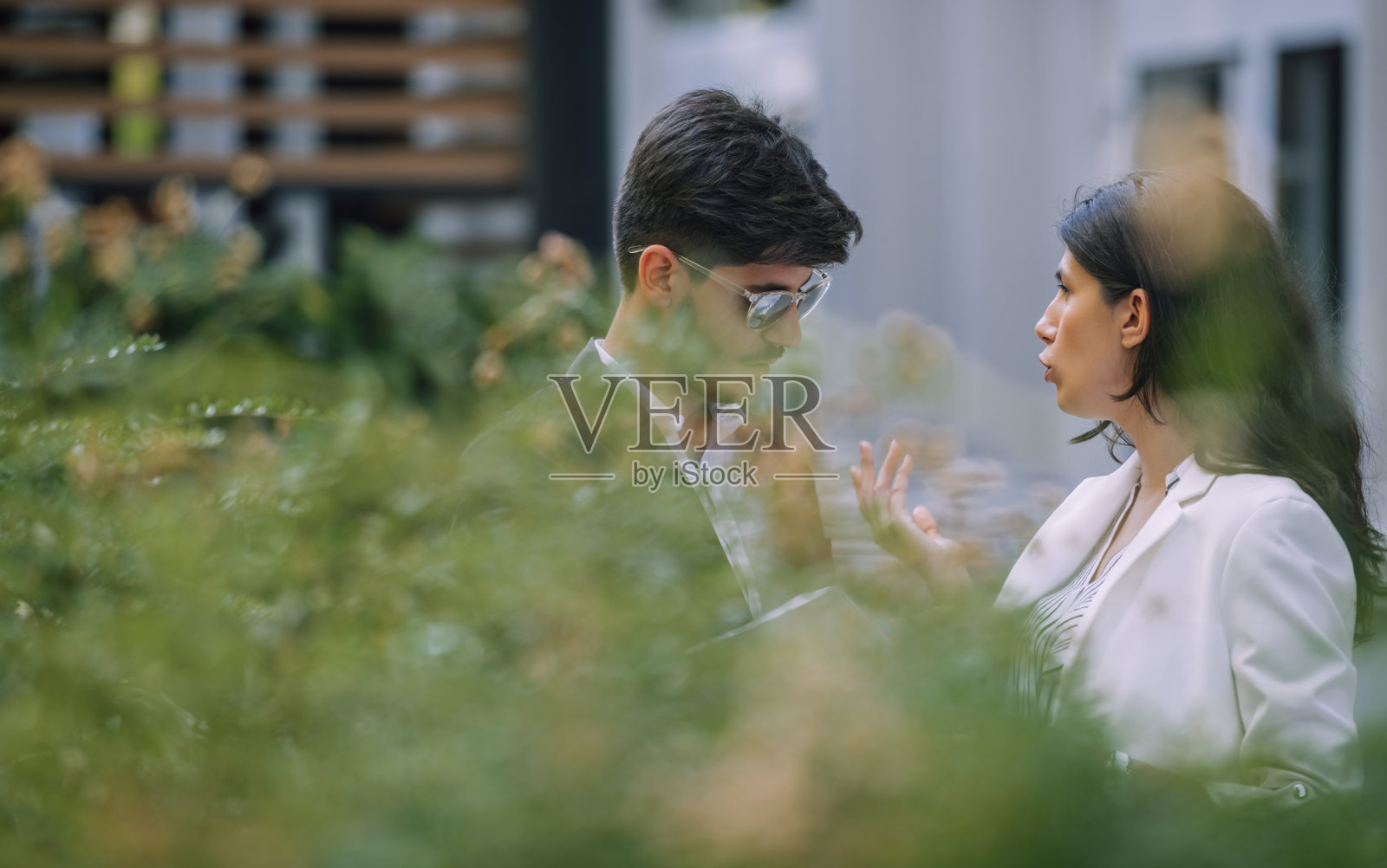 年轻设计师在休息时间谈论商业计划照片摄影图片