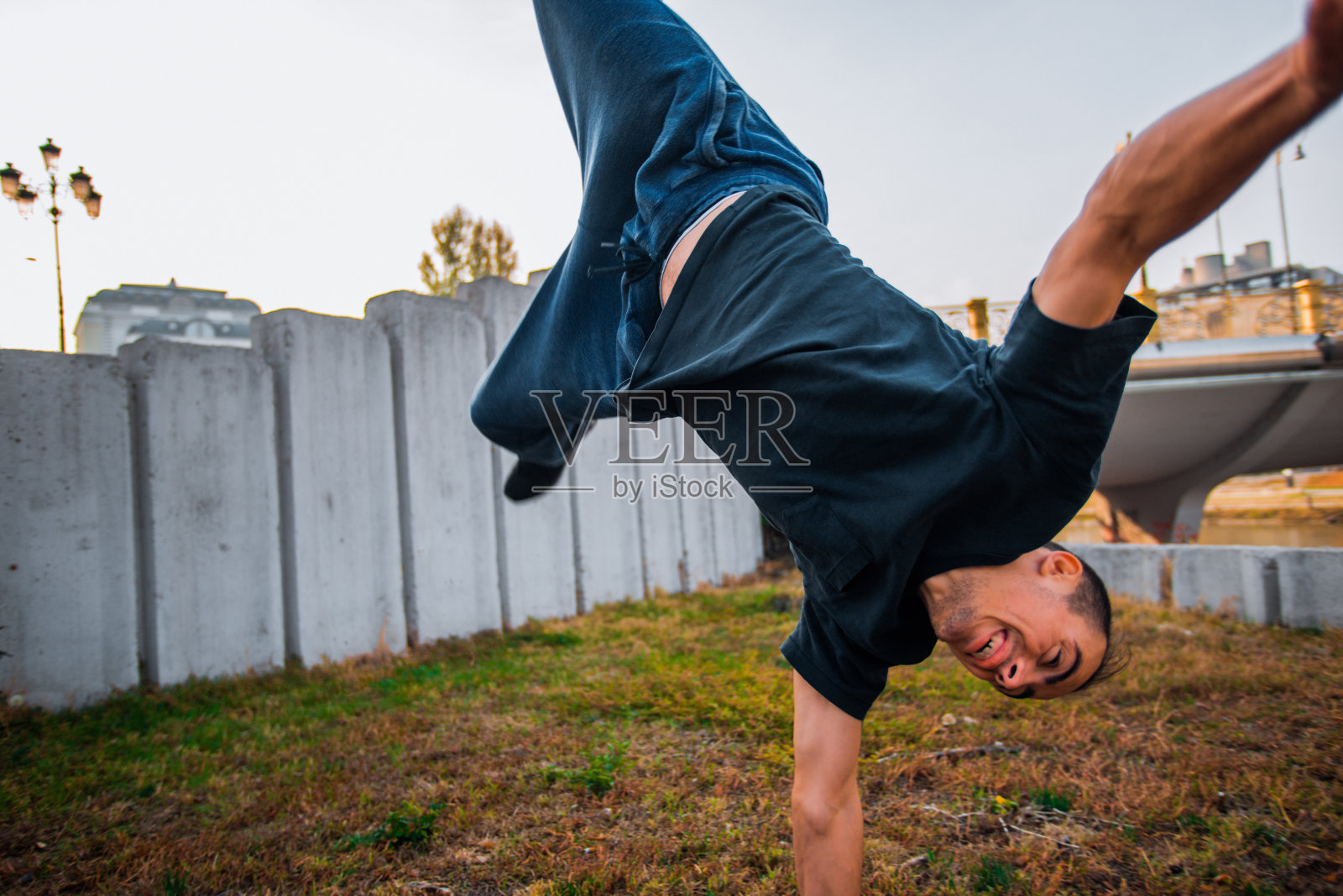 杂技演员练习倒立照片摄影图片