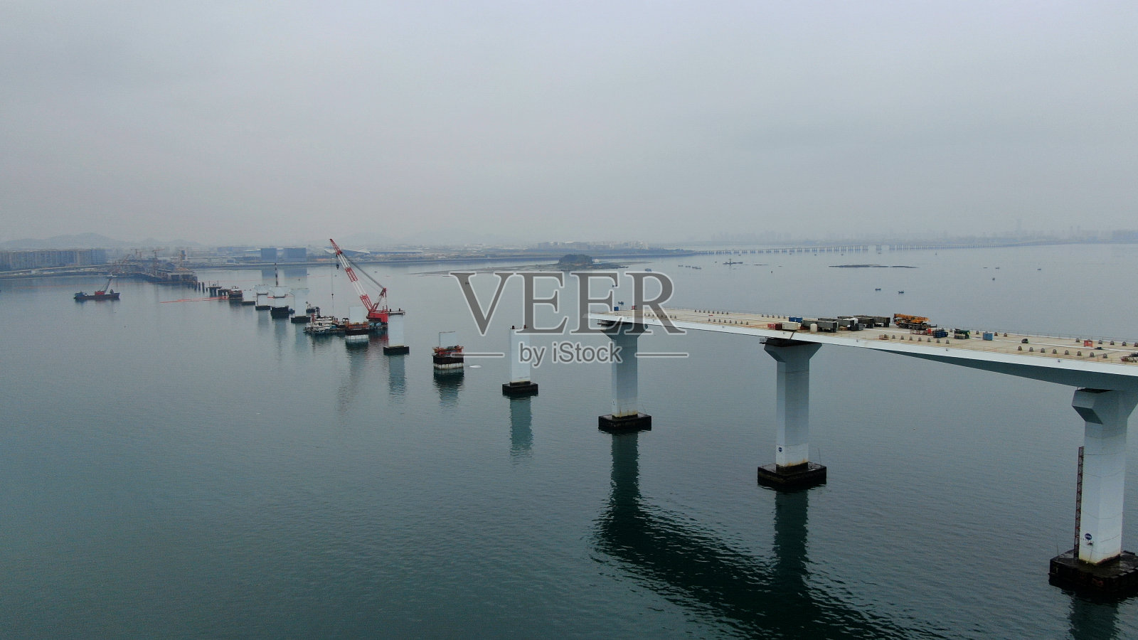 建一座横跨大海的桥照片摄影图片