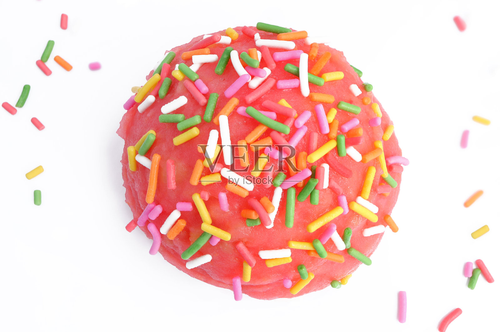 自制的草莓冰沙。一个奶油草莓冰淇淋勺，在白色的背景上撒上糖点。照片摄影图片