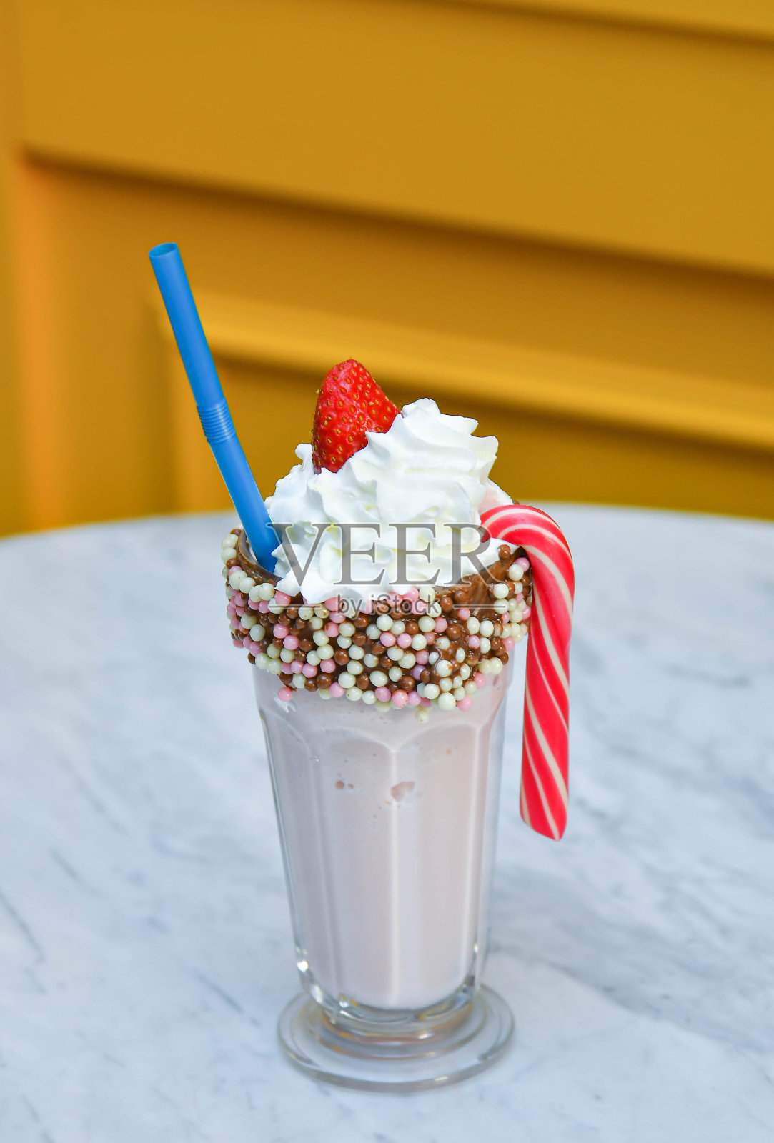 草莓奶昔和软糖装饰。照片摄影图片