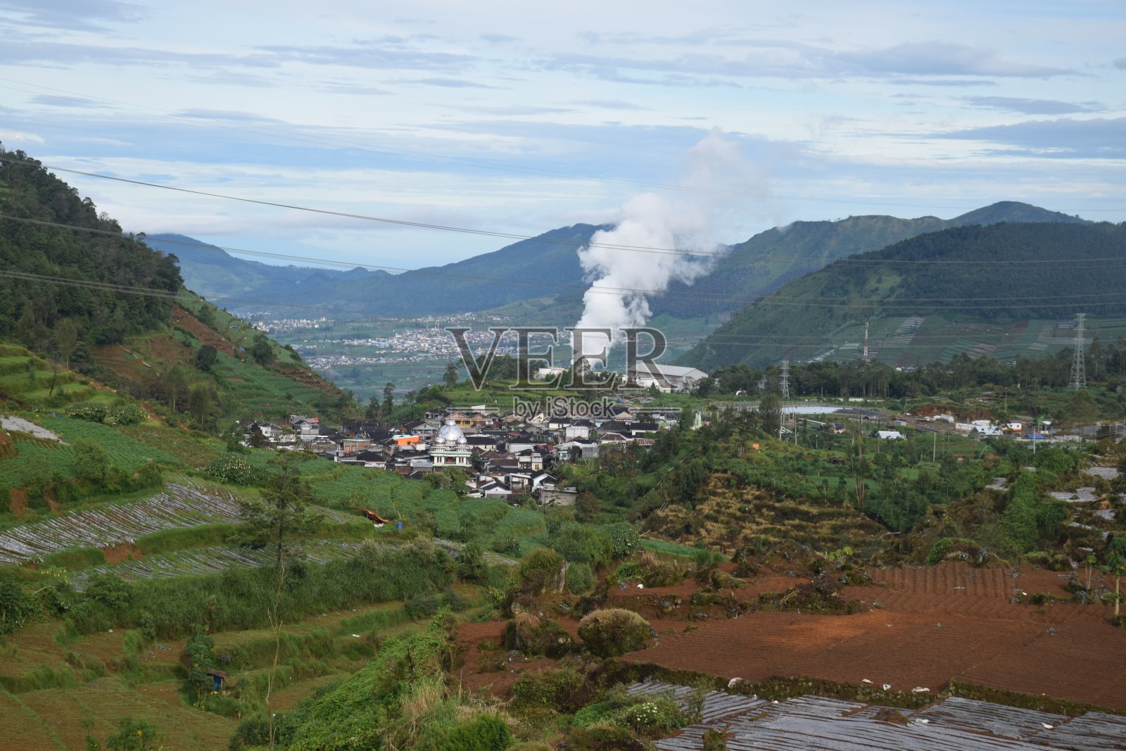 早晨，在一个山峦山谷里的美丽照片摄影图片