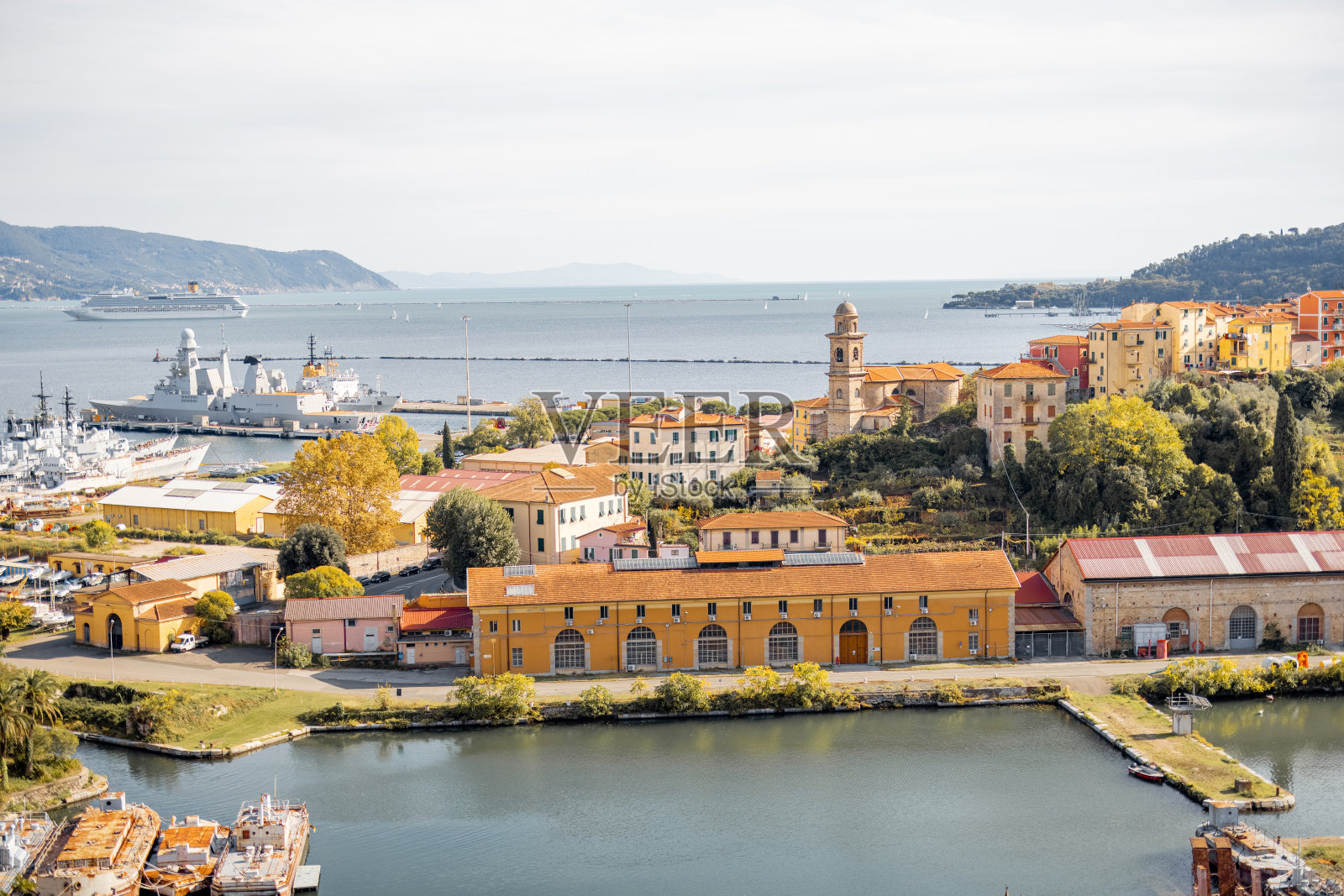 意大利拉斯佩齐亚市周围的景观照片摄影图片