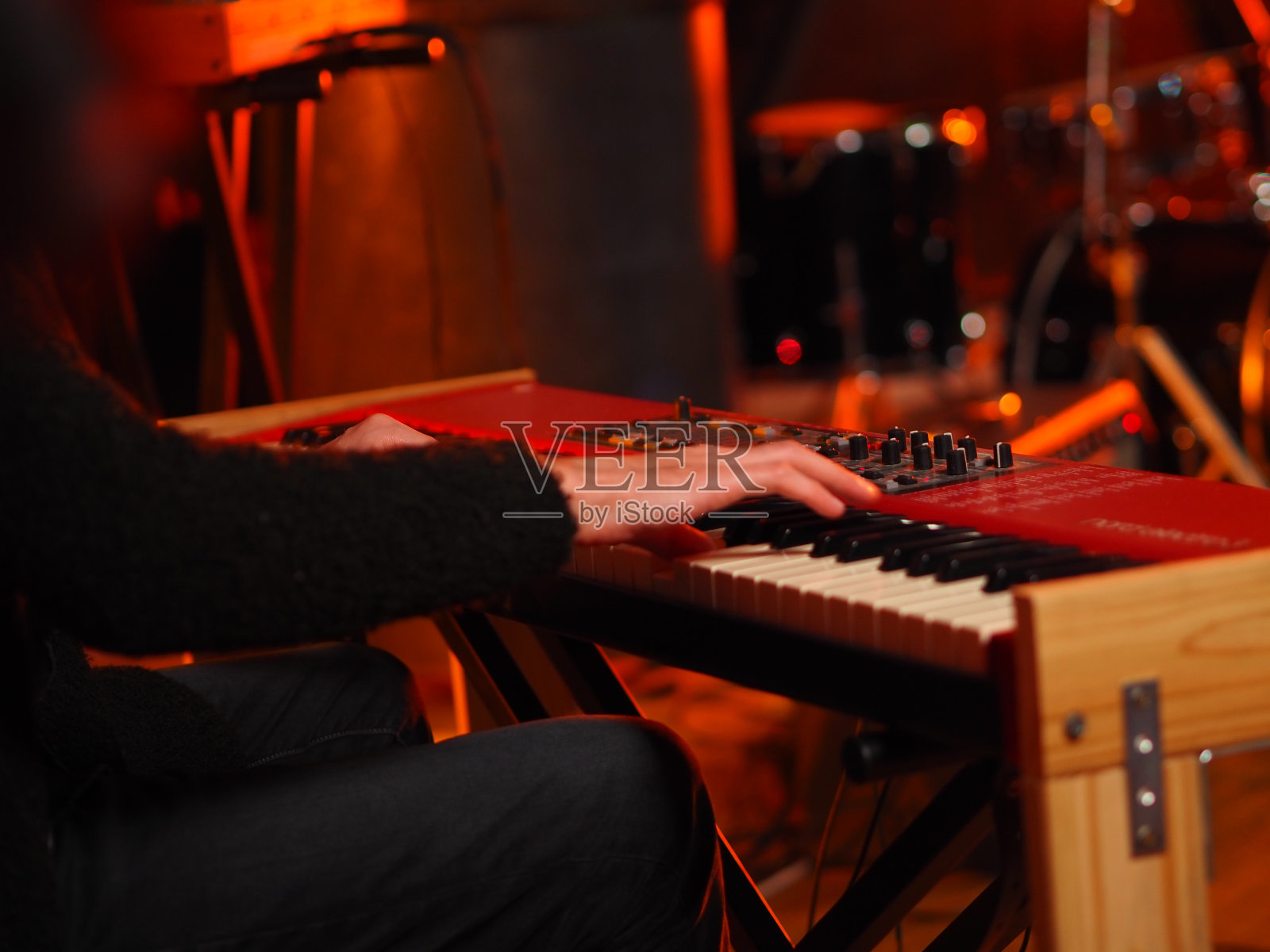 弹奏键盘钢琴的音乐家照片摄影图片