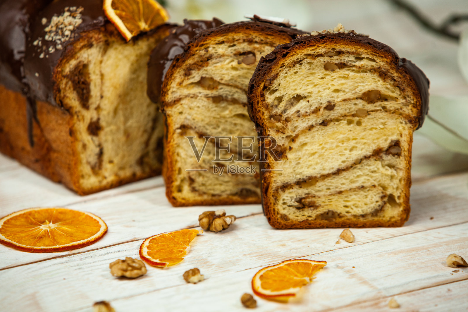 裹着巧克力的自制潘妮托妮照片摄影图片