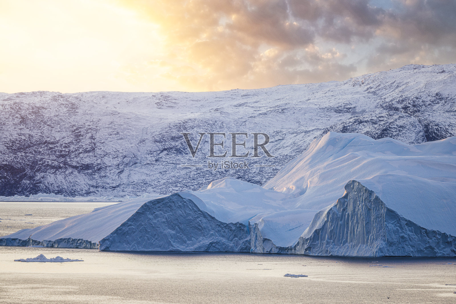 漂浮在海面上的巨大冰山照片摄影图片