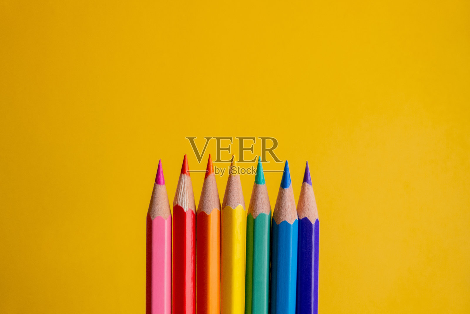 中间是几支彩色铅笔照片摄影图片