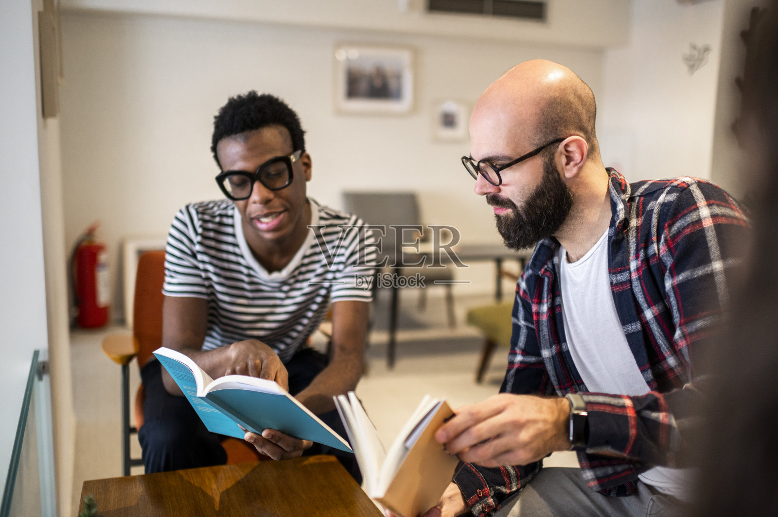 两个读书会成员照片摄影图片