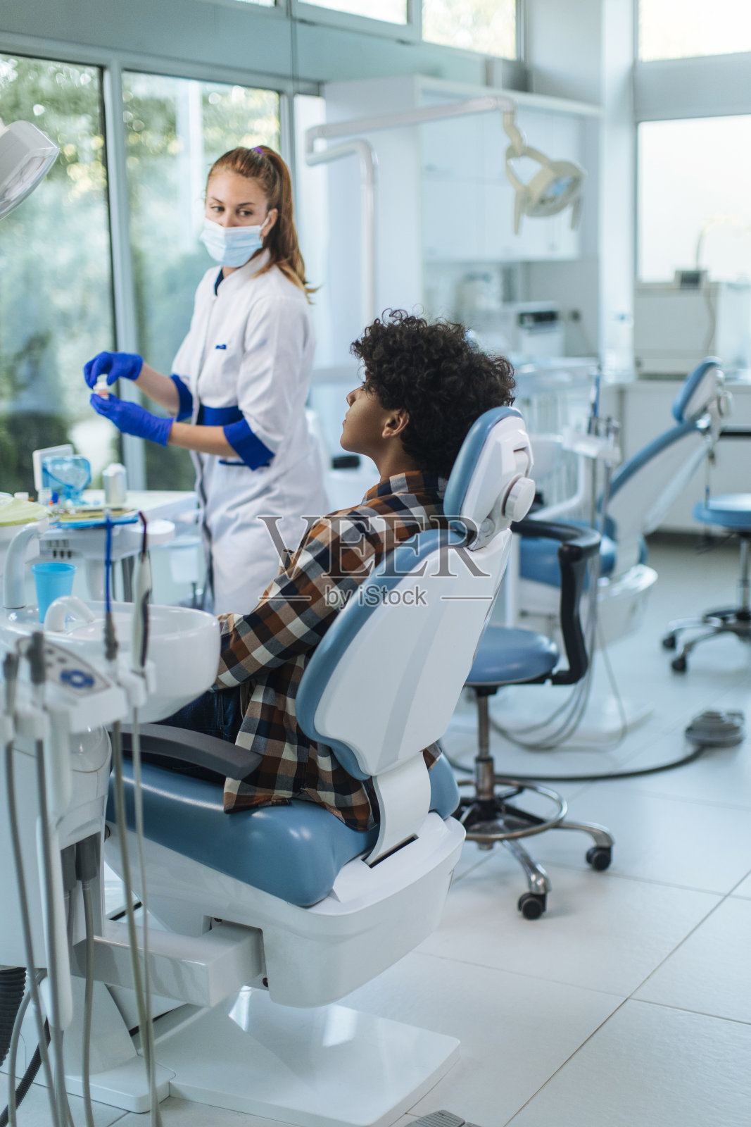 她温柔的护理是治疗任何牙齿焦虑的良药照片摄影图片