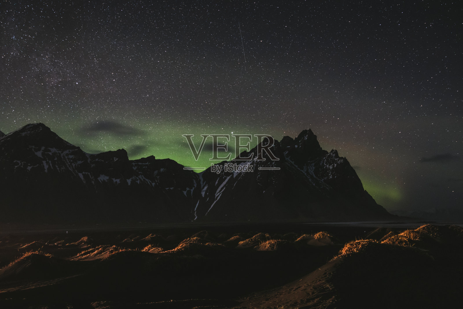 冰岛Vestrahorn冬季北极光在夜晚的Stokksnes照片摄影图片