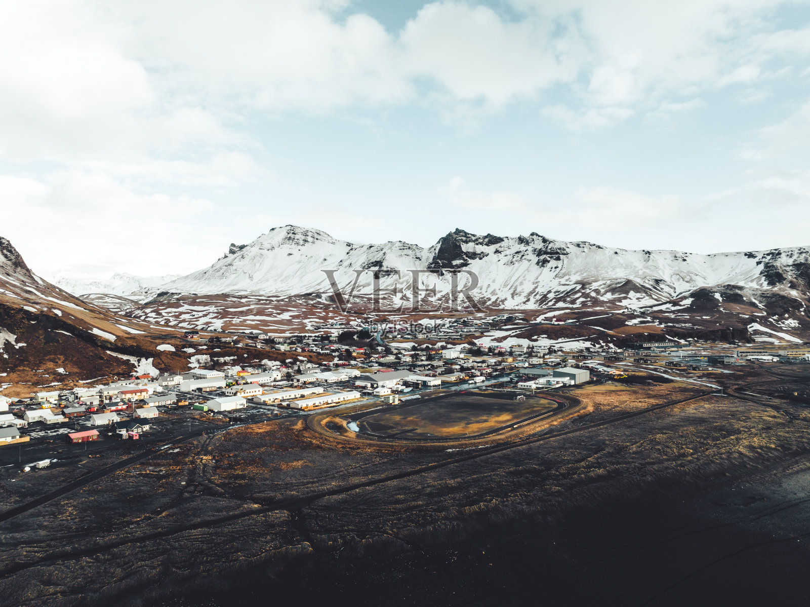冬季的冰岛维克·米达尔村，无人机拍摄照片摄影图片