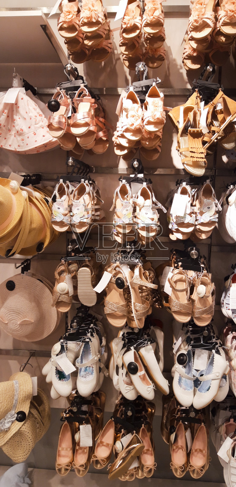 给女孩放凉鞋照片摄影图片