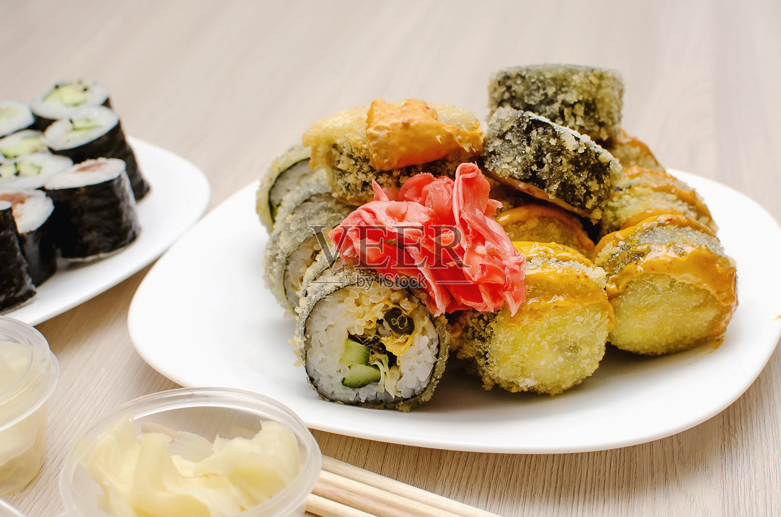 家里有日本料理卷。美味的油炸卷和筷子，特写镜头。照片摄影图片