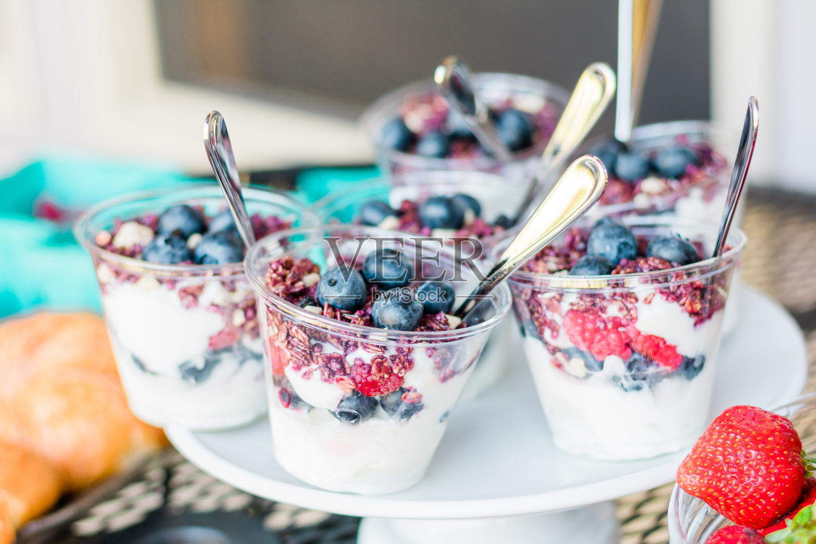 早午餐派对的酸奶和浆果冻糕照片摄影图片