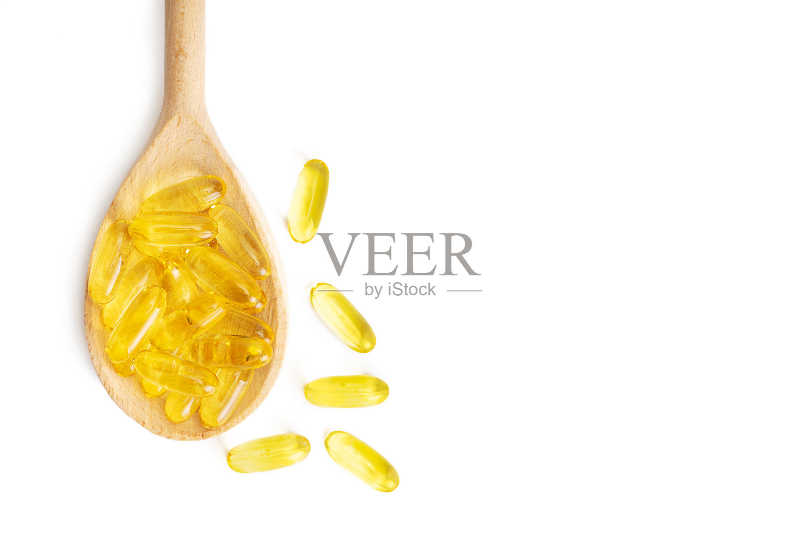 一堆胶囊欧米茄3在木勺孤立在白色背景上照片摄影图片
