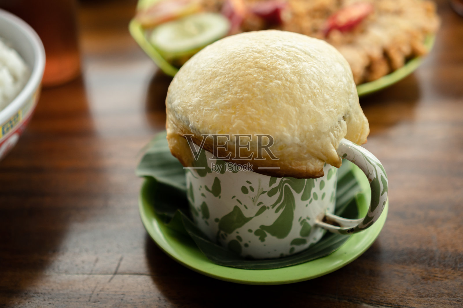 用旧杯子盛汤照片摄影图片