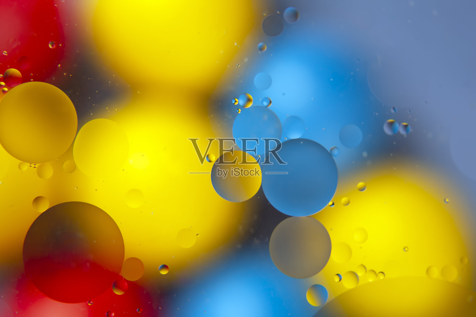 抽象的彩色球油液体在模糊的背景上照片摄影图片