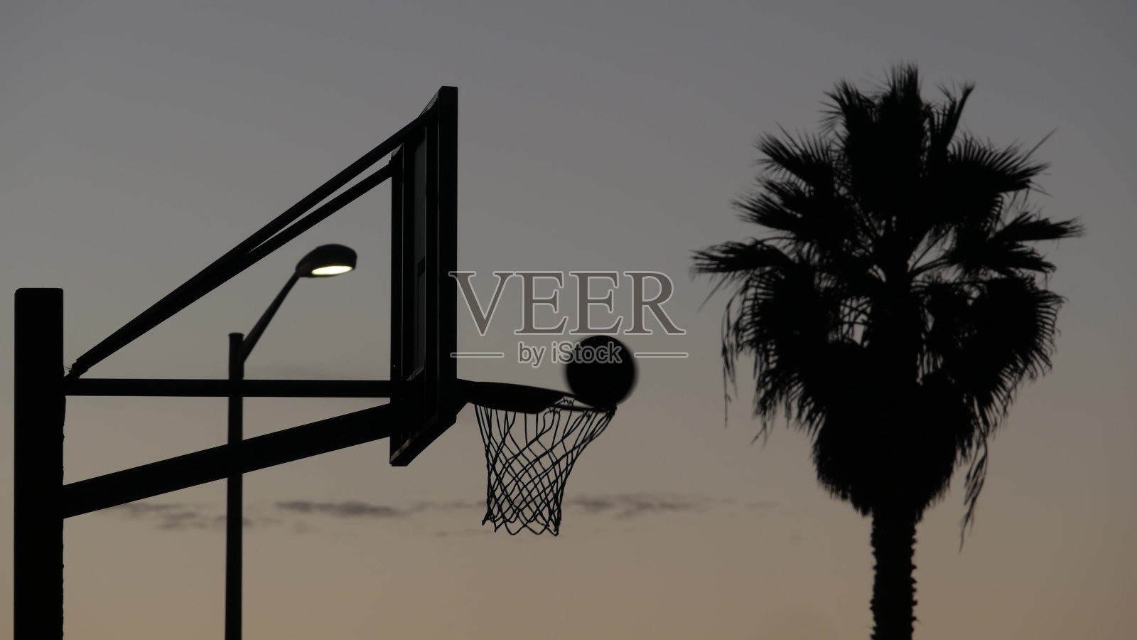 篮圈和篮网为篮球比赛剪影。篮球场，加利福尼亚海滩照片摄影图片