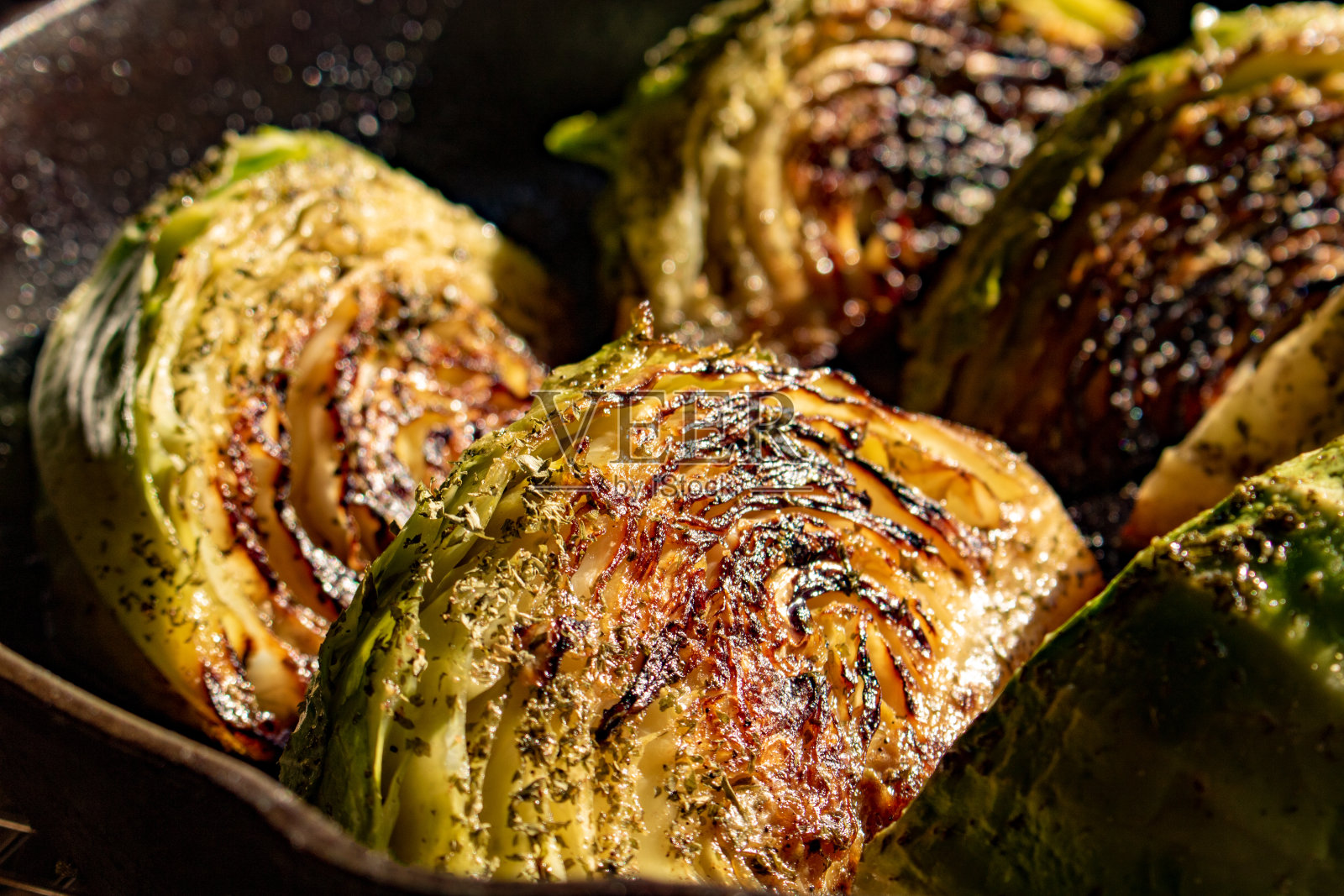 煎锅烤青菜配香菜籽和柠檬照片摄影图片