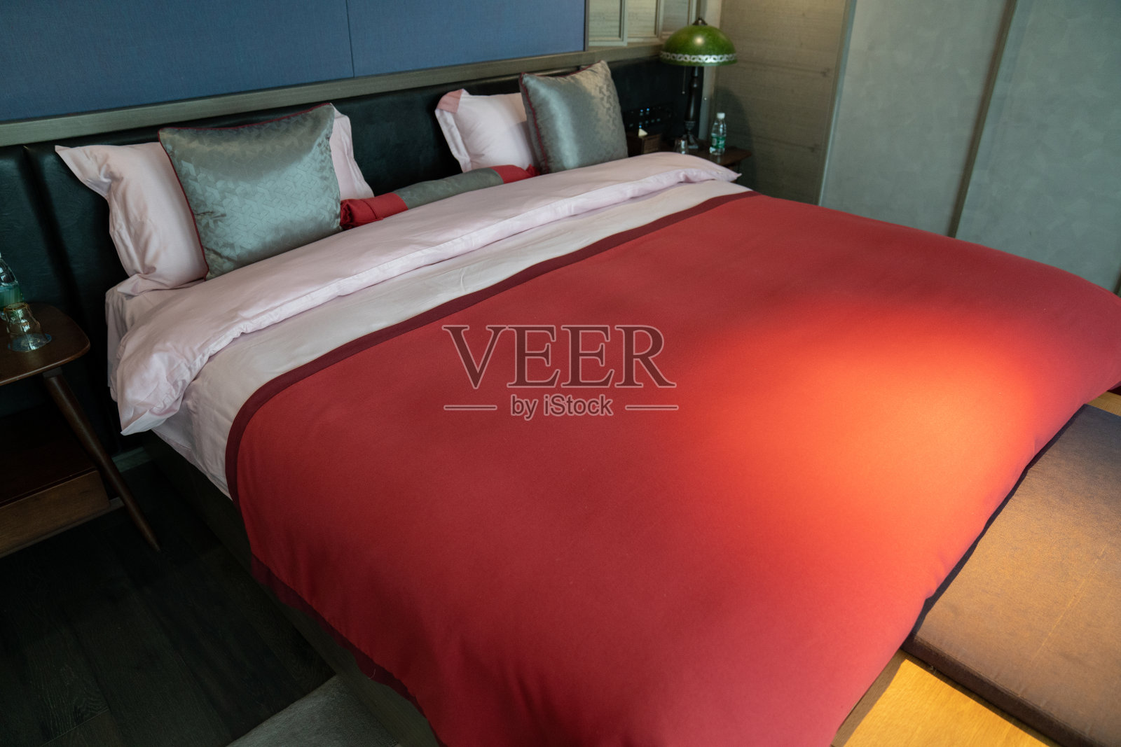 家庭和酒店卧室内部。照片摄影图片