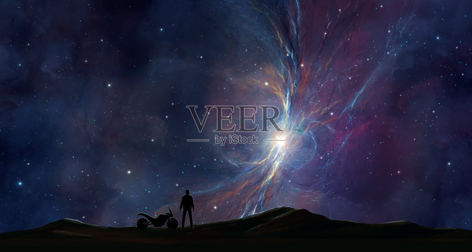 男人，骑摩托车的人的轮廓站在山景和彩色的分形星云。交通、旅游概念、空间背景、3D渲染插画图片素材