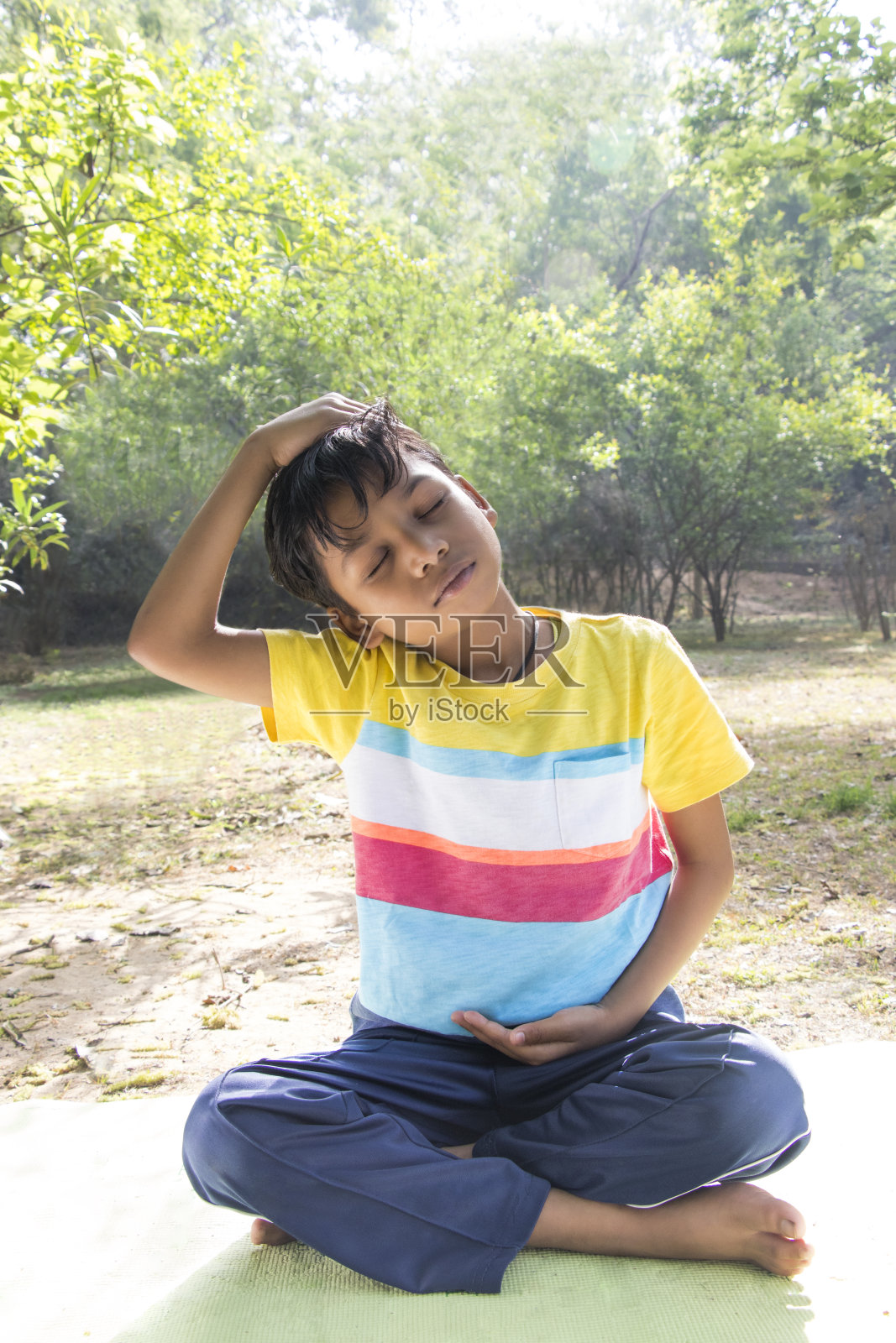 一个印度男孩在公园里练瑜伽照片摄影图片