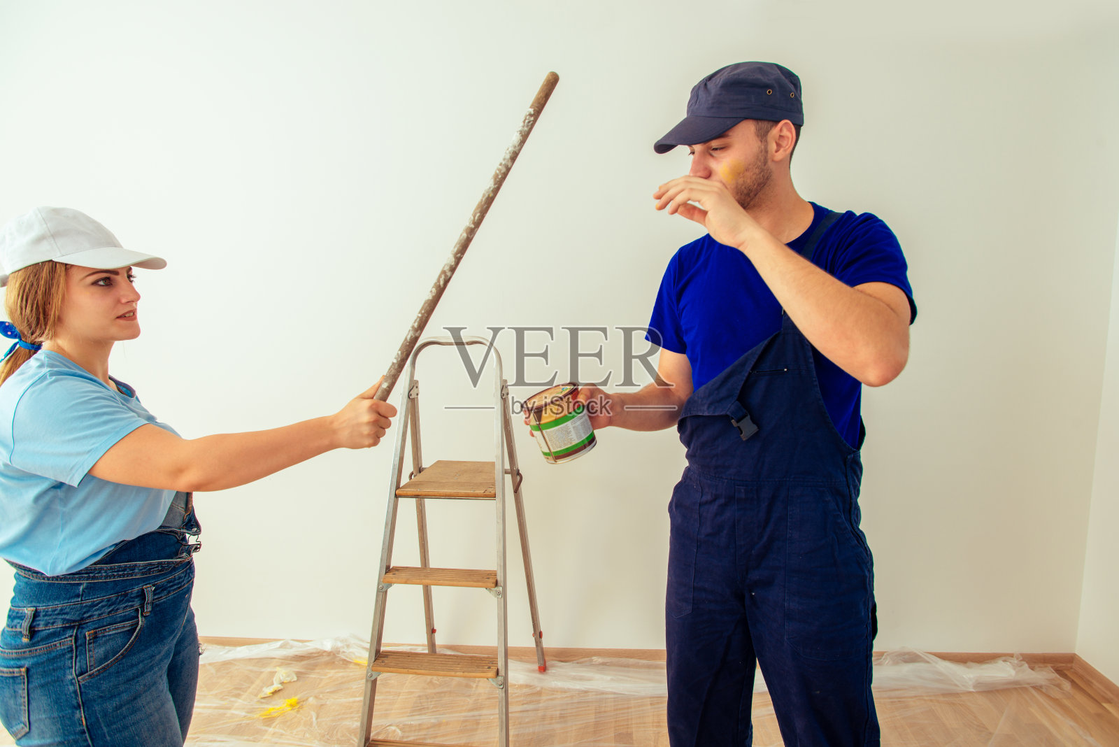 夫妇在装修他们的新公寓时玩得很开心照片摄影图片