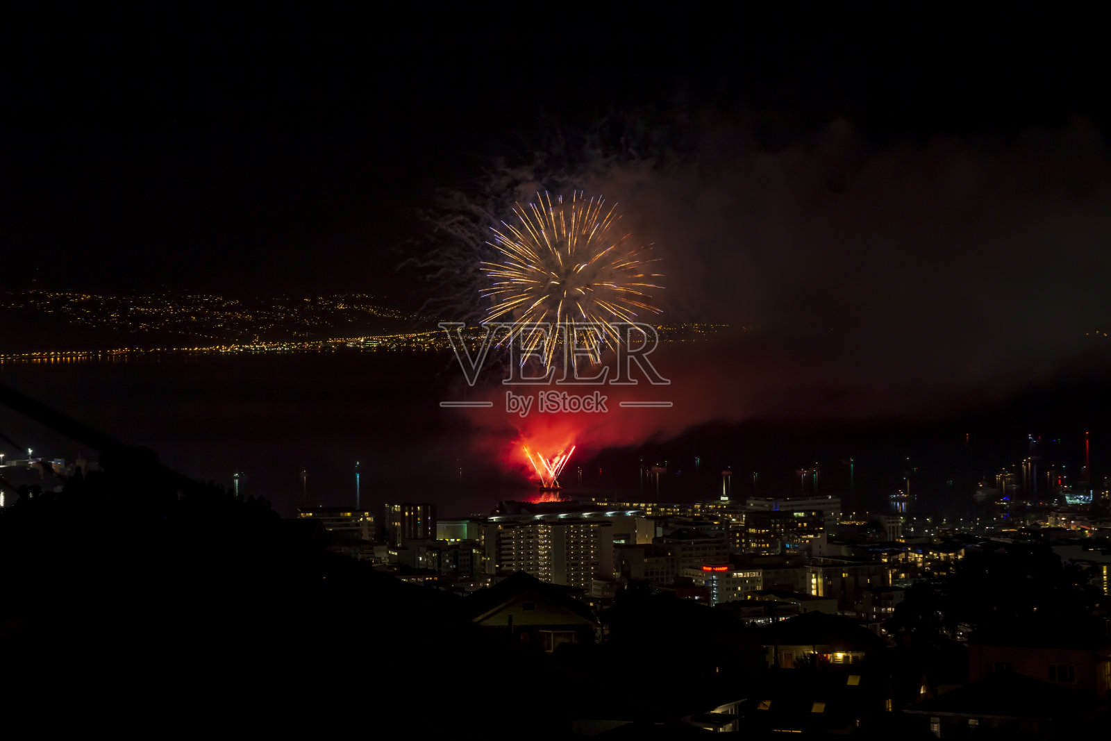 Matariki焰火。从新西兰惠灵顿的布鲁克林俯瞰照片摄影图片