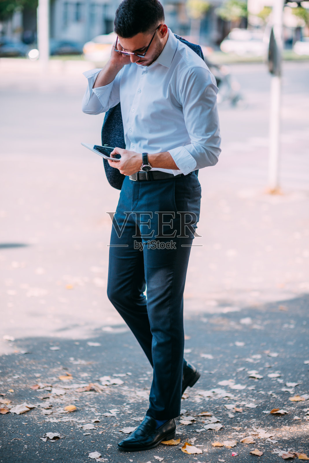 忙碌了一天后，都市商人正赶在回家的路上照片摄影图片