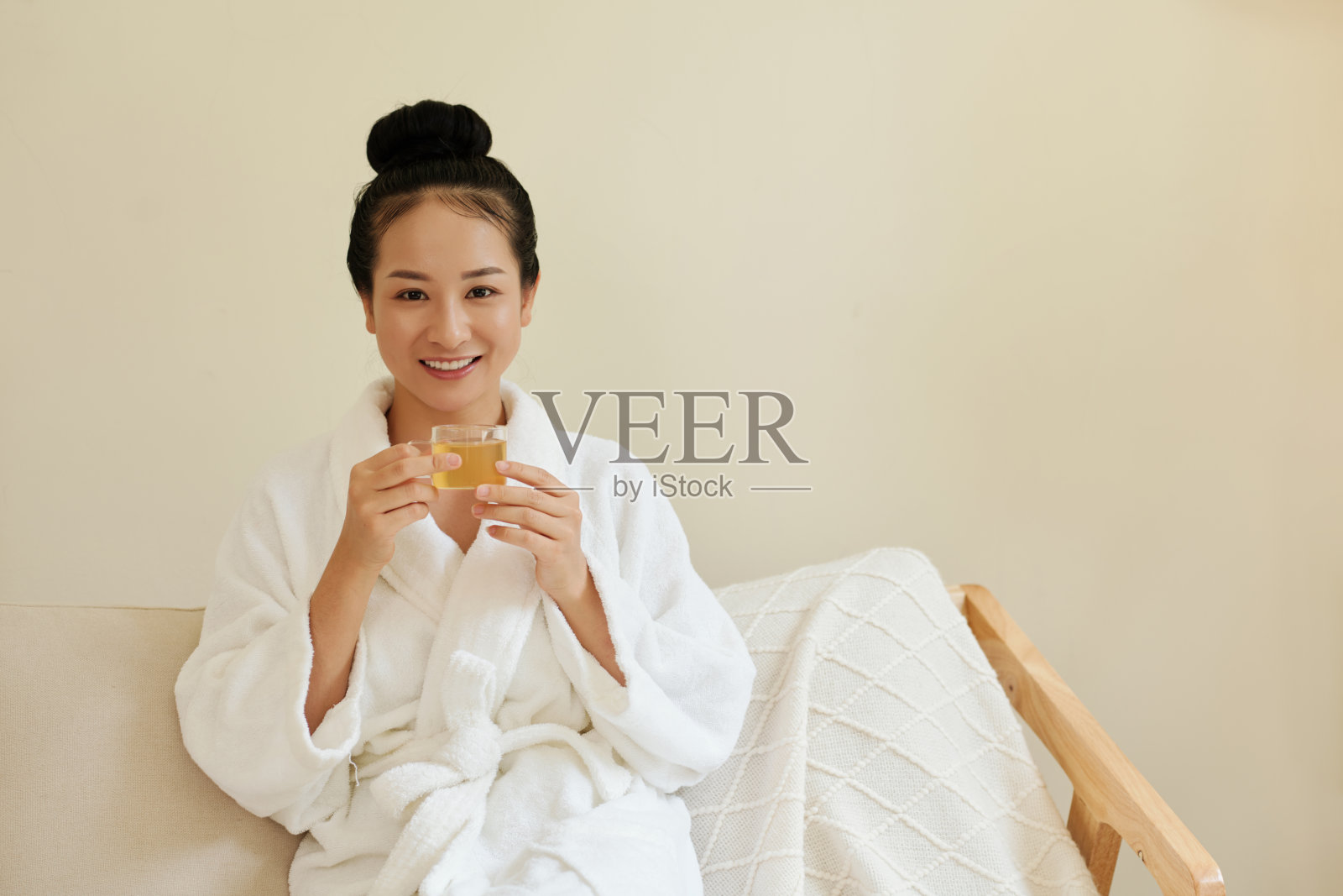 微笑的女人和一杯茶照片摄影图片