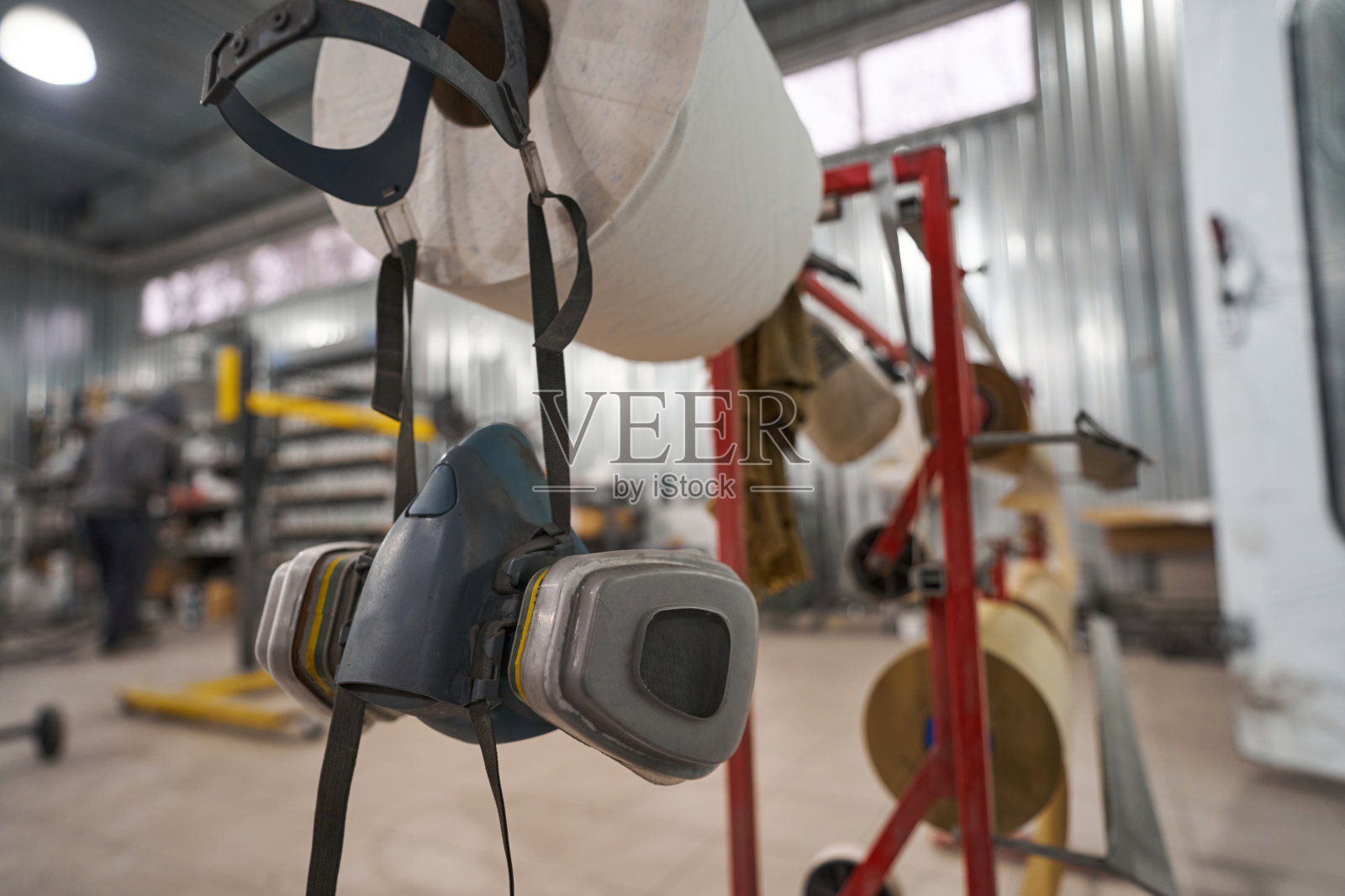 汽车修理厂工人在喷漆时使用的防护呼吸器照片摄影图片