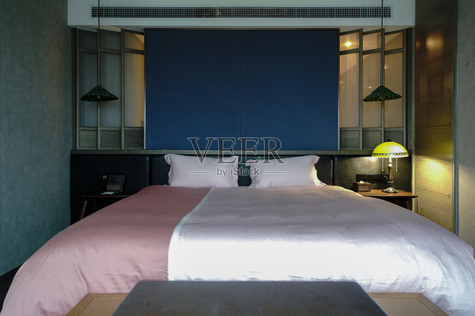 家庭和酒店卧室内部。照片摄影图片