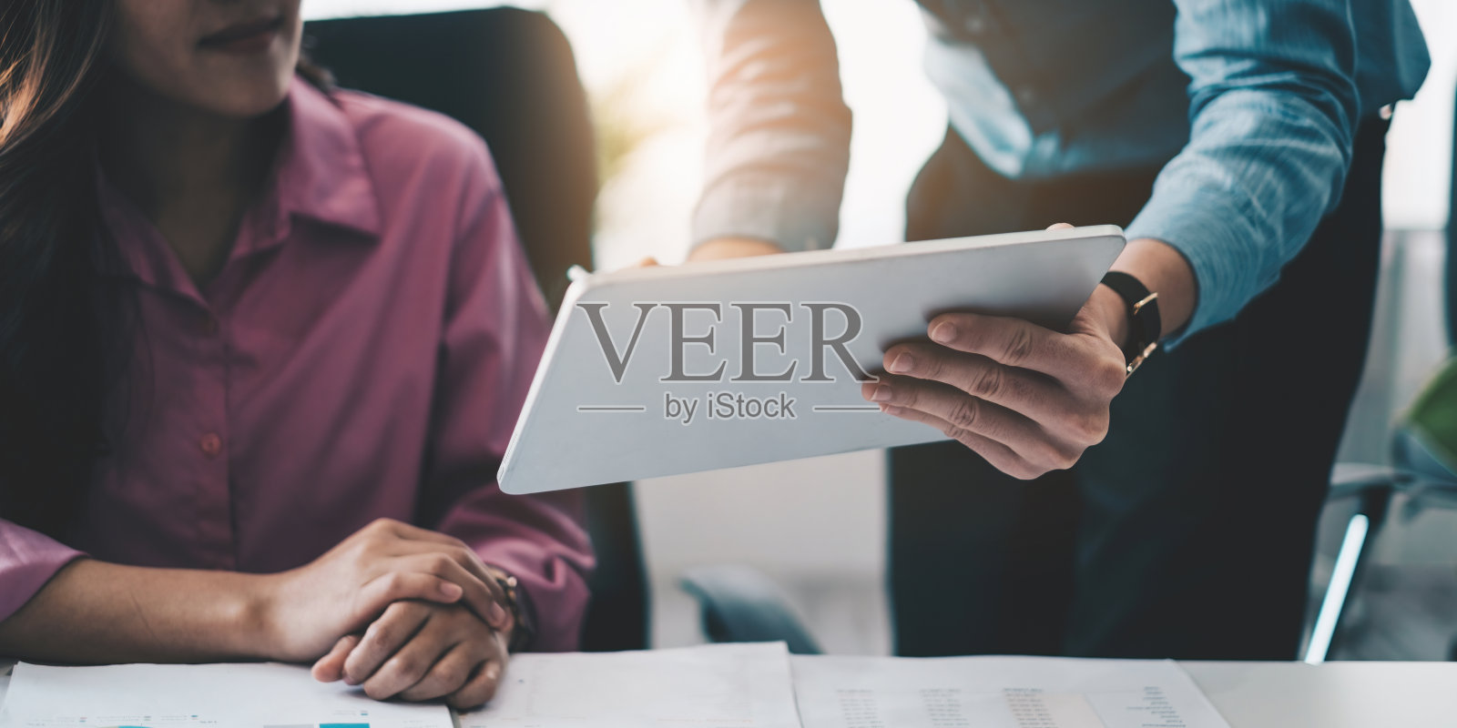 业务团队在会议室讨论。财务会计、咨询、策划、会议、概念介绍。照片摄影图片