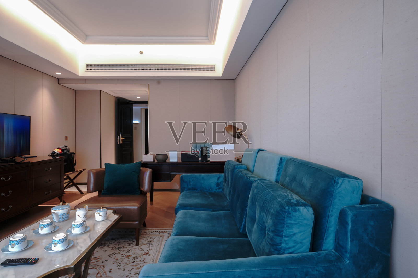 现代风格的客厅内饰。照片摄影图片