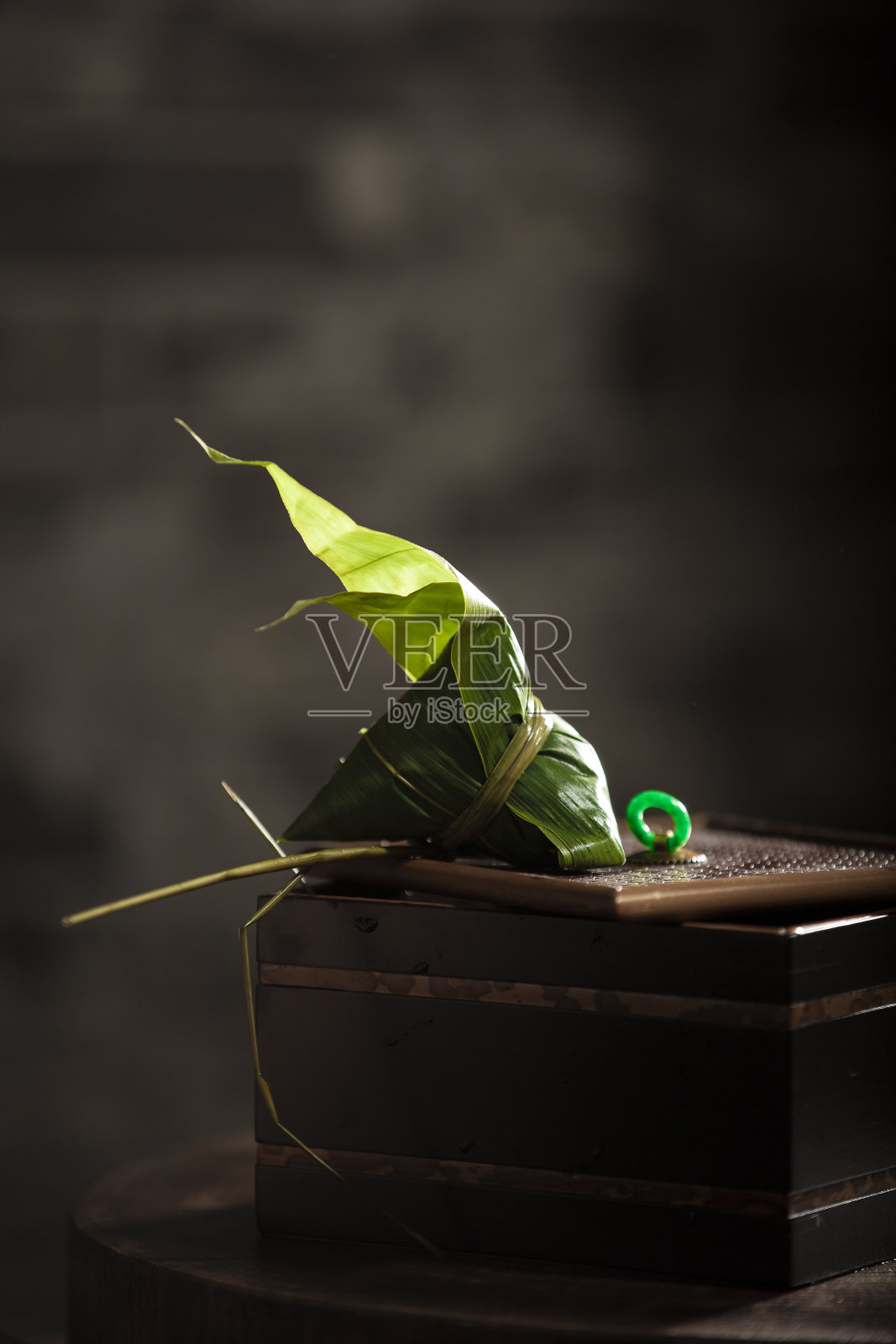 粽子和传统中式饭盒照片摄影图片