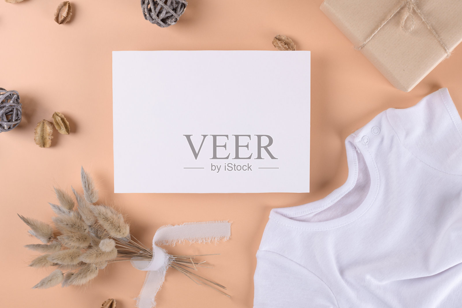 婴儿淋浴邀请7x5波西米亚卡片模型与婴儿紧身衣和波西米亚decotation中性米色背景照片摄影图片