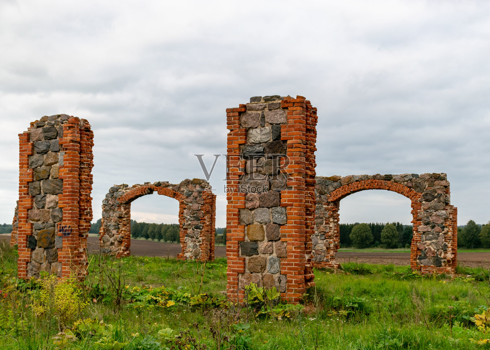 这些石头和砖块废墟是一个非官方的旅游景点，让人想起英国著名的巨石阵。它位于拉脱维亚Smiltene郊区的一块空地上照片摄影图片