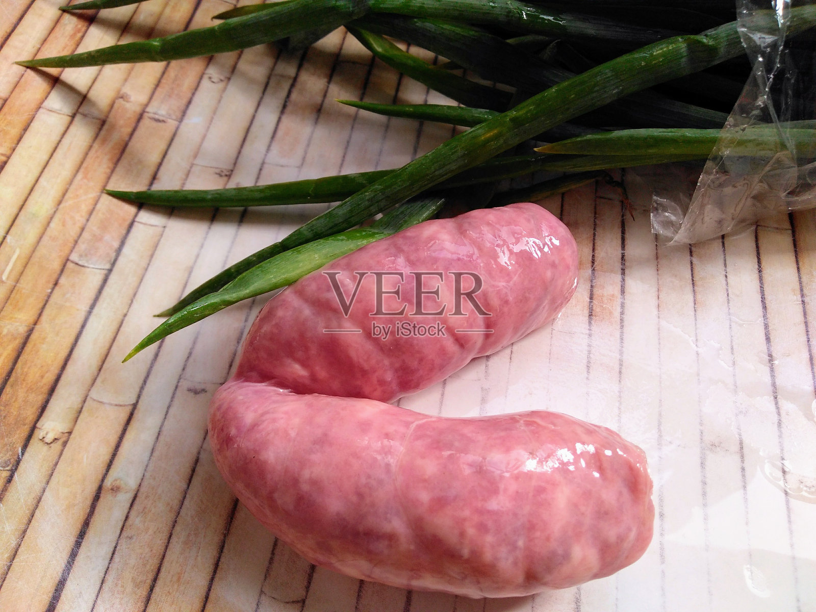 生的香肠照片摄影图片