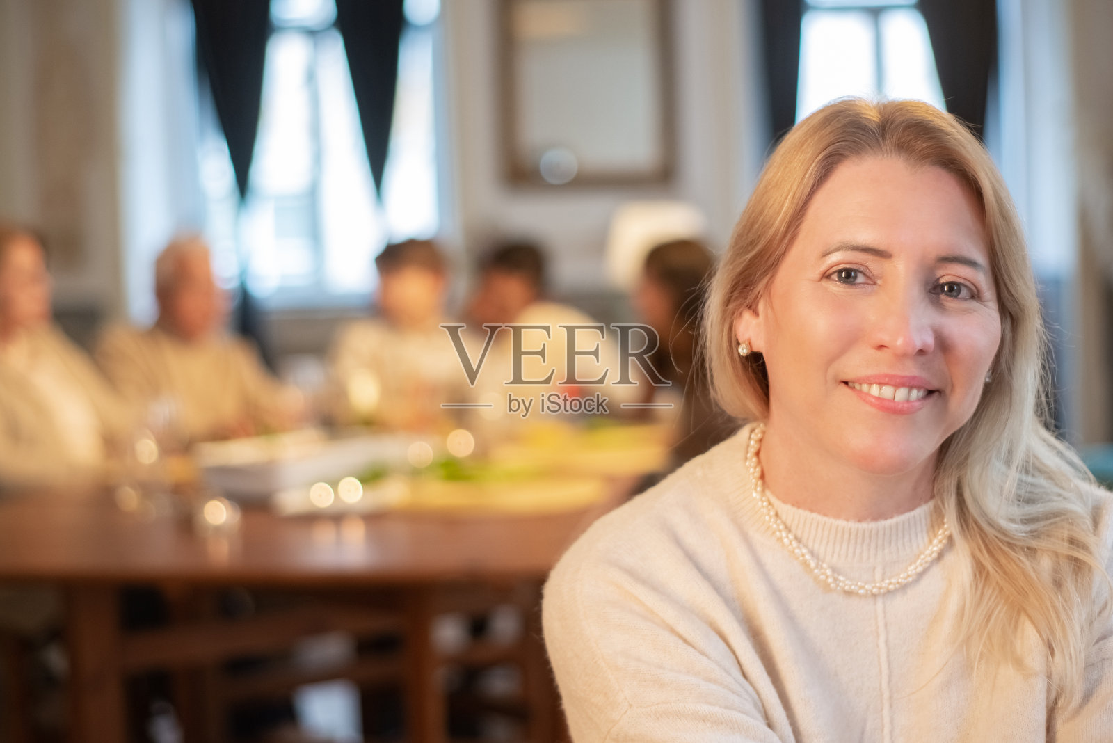 快乐的中年妇女的家庭背景的肖像照片摄影图片
