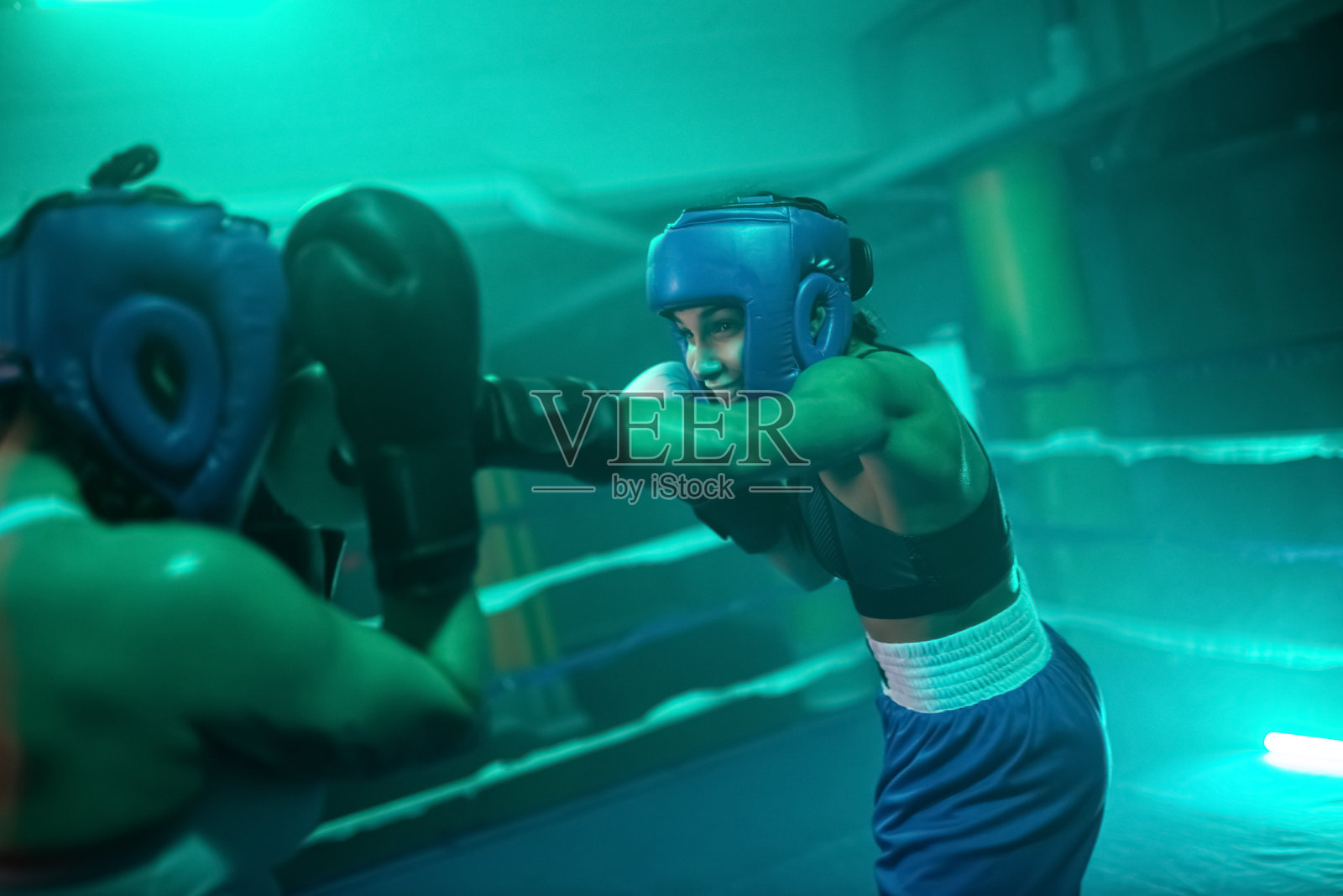 快乐的女拳击手们喜欢在拳击台上一起拳击照片摄影图片