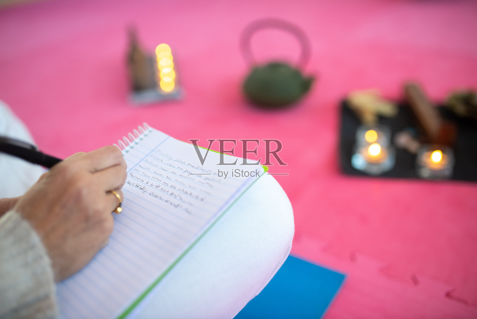 男人在笔记本上写字的特写照片摄影图片