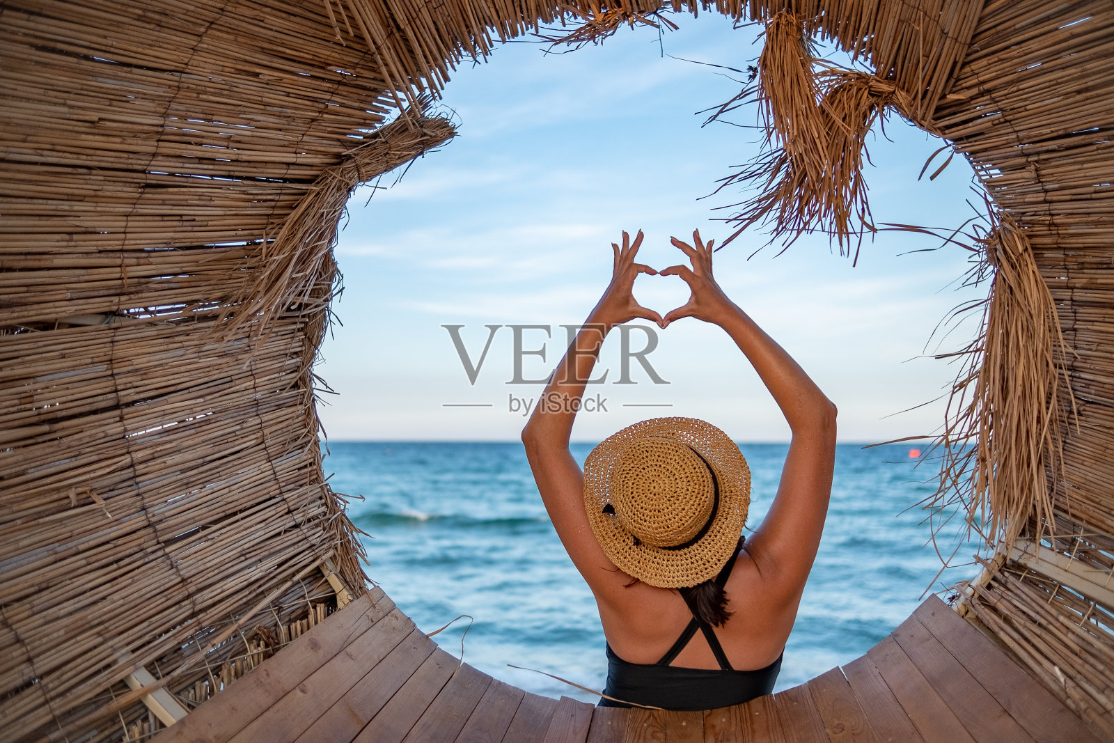年轻女子在稻草隧道里摆姿势照片摄影图片