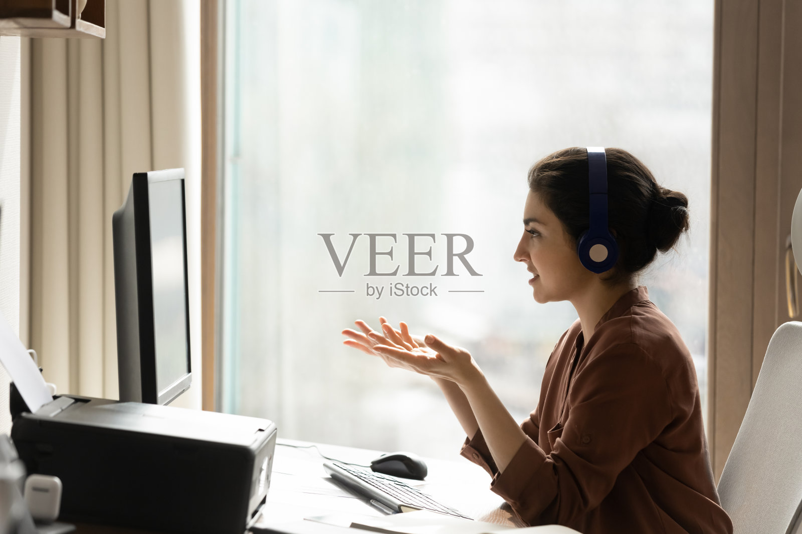 快乐美丽年轻的印度女商人举行视频电话会议。照片摄影图片