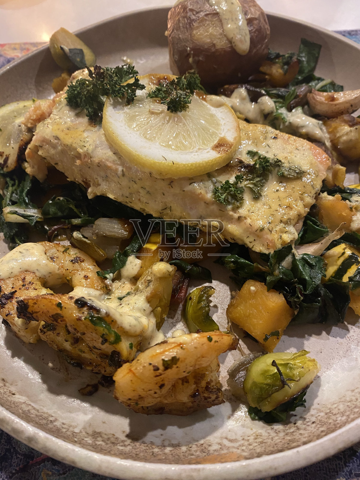 鱼和新鲜蔬菜盘照片摄影图片