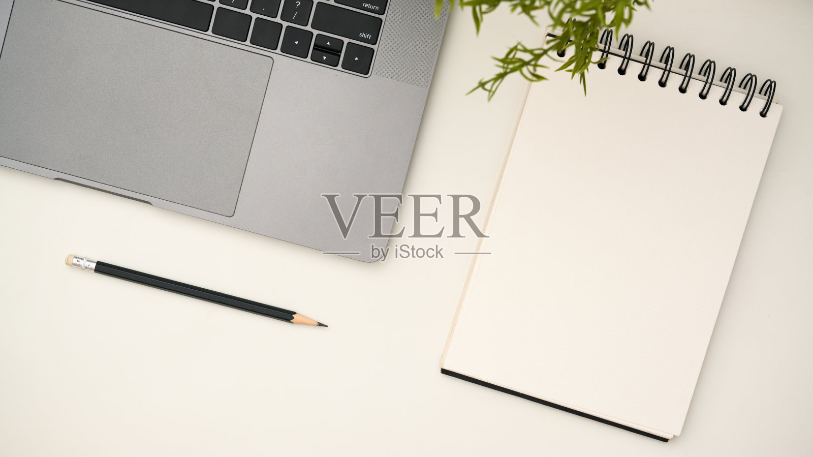 现代白色办公桌与空螺旋记事本显示您的文本。照片摄影图片