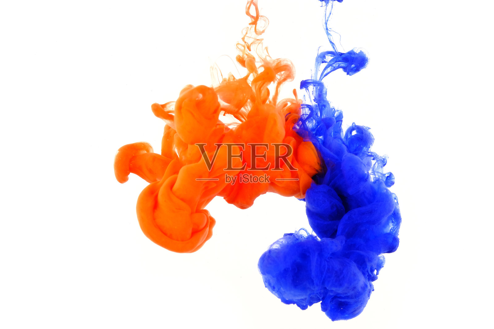 油漆落入水中的照片照片摄影图片