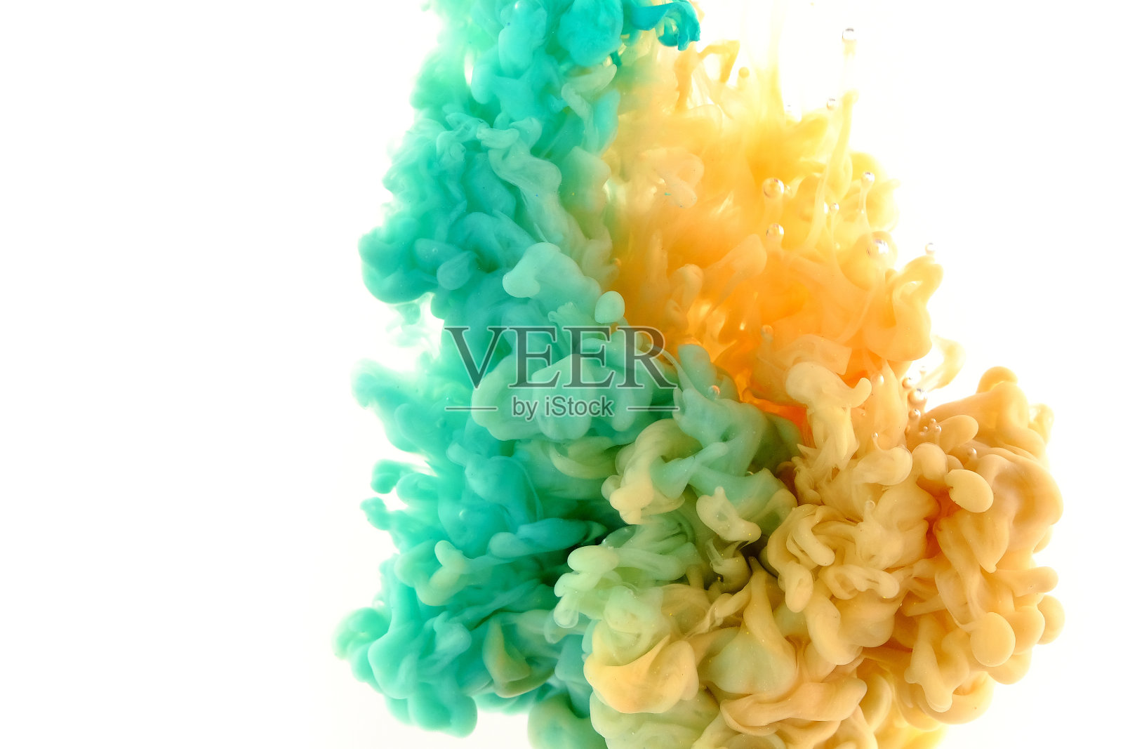 油漆落入水中的照片照片摄影图片